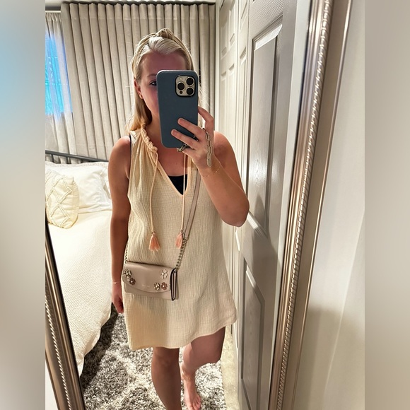 New. Kate spade purse.  Flowers on side.  Very pretty.  Strap. - Picture 2 of 9